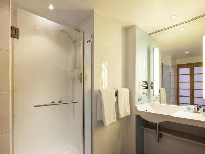 bathroom - hotel novotel bristol centre - bristol, united kingdom