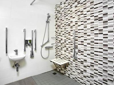 bathroom - hotel hampton by hilton bristol city centre - bristol, united kingdom