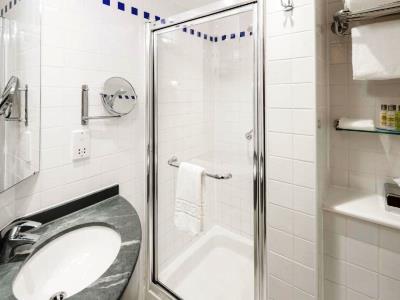 bathroom - hotel hilton garden inn bristol city centre - bristol, united kingdom