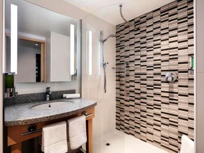 bathroom - hotel hampton by hilton bristol airport - bristol, united kingdom