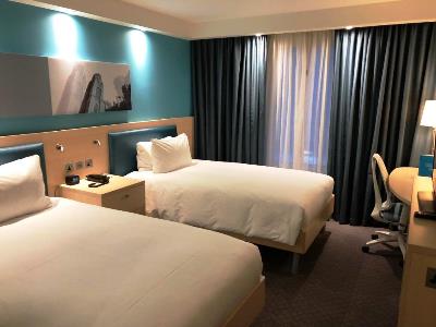 bedroom 2 - hotel hampton by hilton bristol airport - bristol, united kingdom