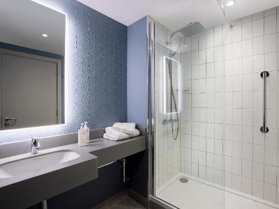 bathroom - hotel leonardo hotel bristol city - bristol, united kingdom