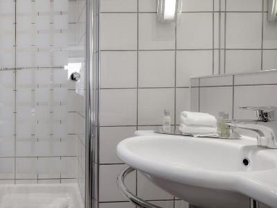 bathroom - hotel doubletree by hilton bristol city ctr - bristol, united kingdom