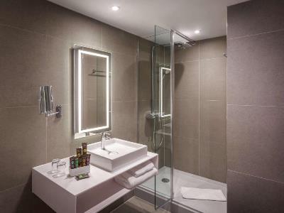 bathroom - hotel novotel cambridge north - cambridge, united kingdom