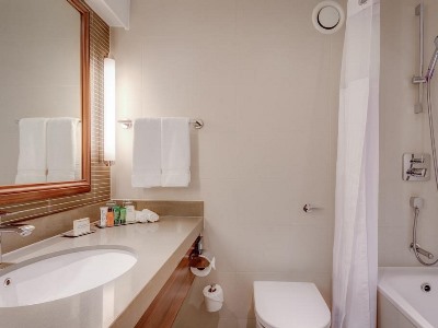 bathroom - hotel hilton cambridge city centre - cambridge, united kingdom