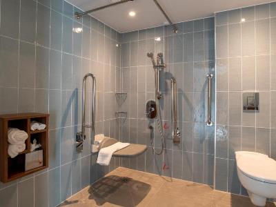 bathroom 1 - hotel hampton by hilton canterbury - canterbury, united kingdom
