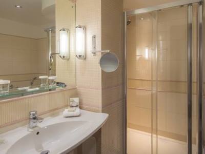 bathroom - hotel hilton cardiff - cardiff, united kingdom