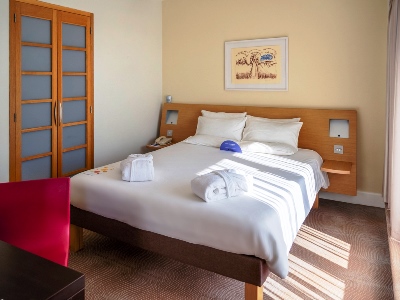 bedroom 1 - hotel novotel cardiff centre - cardiff, united kingdom