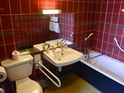 bathroom - hotel the county - carlisle, united kingdom