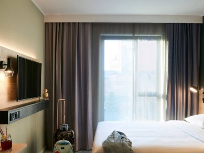 bedroom 1 - hotel moxy chester - chester, united kingdom