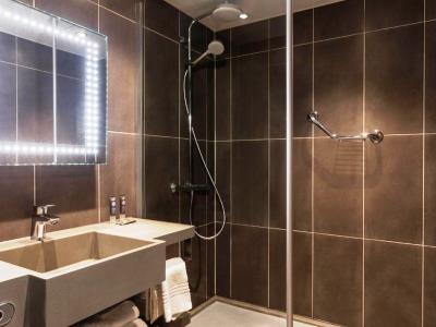 bathroom - hotel novotel coventry m6 j3 - coventry, united kingdom