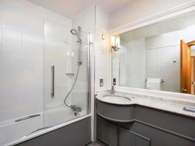 bathroom - hotel doubletree by hilton coventry - coventry, united kingdom