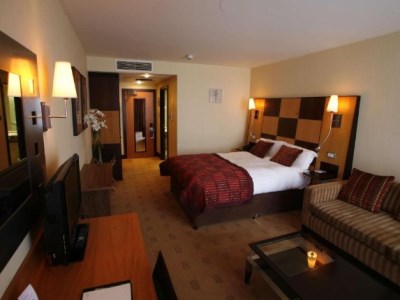 bedroom 2 - hotel crewe hall - crewe, united kingdom