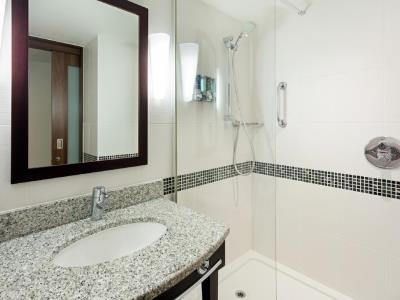 bathroom - hotel hampton by hilton london croydon - croydon, united kingdom