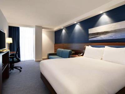bedroom - hotel hampton by hilton dundee city centre - dundee, united kingdom