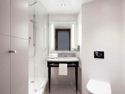 bathroom - hotel hampton by hilton dundee city centre - dundee, united kingdom
