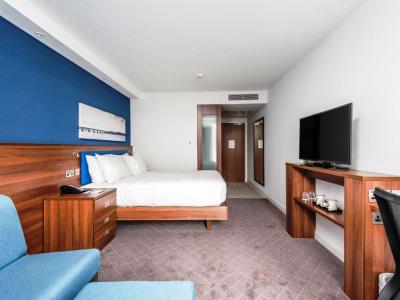 bedroom 1 - hotel hampton by hilton dundee city centre - dundee, united kingdom