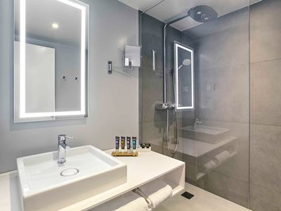 bathroom - hotel novotel edinburgh centre - edinburgh, united kingdom