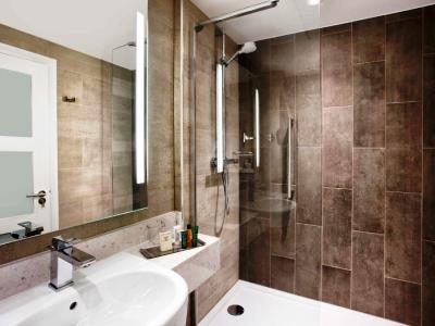 bathroom - hotel hilton edinburgh carlton - edinburgh, united kingdom