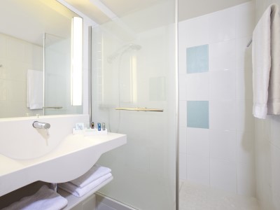 bathroom - hotel novotel park - edinburgh, united kingdom
