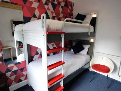 bedroom 4 - hotel cityroomz - edinburgh, united kingdom