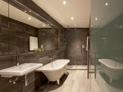 bathroom - hotel doubletree by hilton queensferry - edinburgh, united kingdom