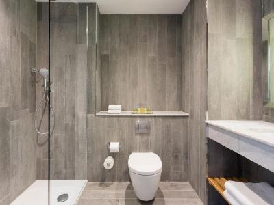 bathroom 1 - hotel doubletree by hilton queensferry - edinburgh, united kingdom