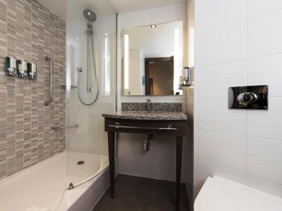 bathroom - hotel hampton by hilton edinburgh west end - edinburgh, united kingdom