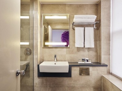 bathroom - hotel mercure exeter rougemont - exeter, united kingdom