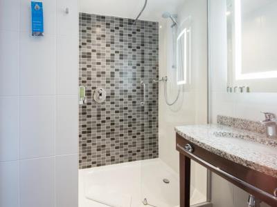 bathroom - hotel hampton by hilton exeter airport - exeter, united kingdom