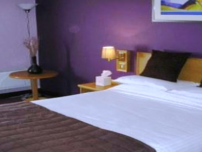 bedroom - hotel crowwood house - glasgow, united kingdom