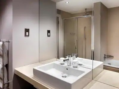 bathroom - hotel doubletree by hilton glasgow central - glasgow, united kingdom