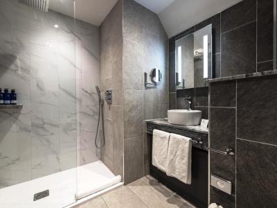 bathroom - hotel ness walk - inverness, united kingdom