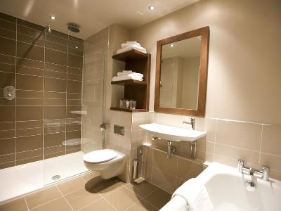 bathroom - hotel kingsmills - inverness, united kingdom