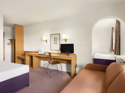 bedroom 4 - hotel days inn kendal killington lake - kendal, united kingdom