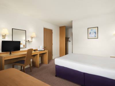 bedroom 1 - hotel days inn kendal killington lake - kendal, united kingdom