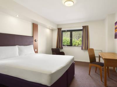 bedroom - hotel days inn kendal killington lake - kendal, united kingdom