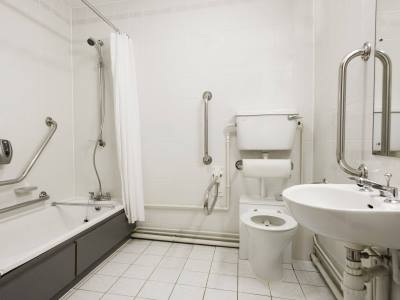 bathroom - hotel days inn kendal killington lake - kendal, united kingdom