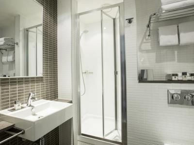 bathroom - hotel doubletree by hilton leeds city ctr - leeds, united kingdom