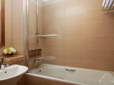 bathroom - hotel hard days night - liverpool, united kingdom