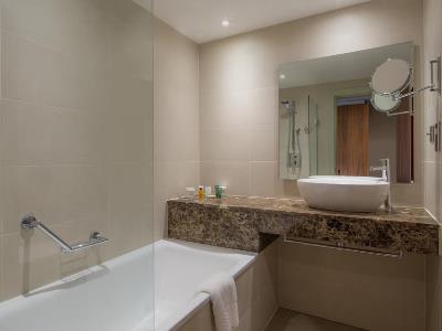bathroom - hotel hilton liverpool city centre - liverpool, united kingdom