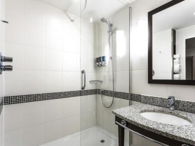 bathroom - hotel hampton by hilton john lennon airport - liverpool, united kingdom