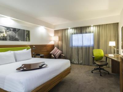 bedroom - hotel hampton by hilton john lennon airport - liverpool, united kingdom