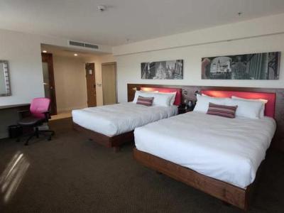 bedroom 1 - hotel hampton by hilton john lennon airport - liverpool, united kingdom