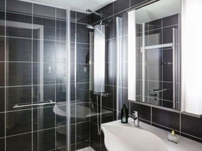 bathroom - hotel adagio aparthotel liverpool centre - liverpool, united kingdom