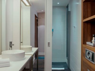 bathroom - hotel aloft liverpool - liverpool, united kingdom
