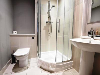 bathroom - hotel dream apartment water street - liverpool, united kingdom