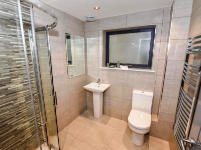 bathroom 1 - hotel dream apartment water street - liverpool, united kingdom
