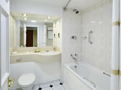 bathroom - hotel delta hotels liverpool city centre - liverpool, united kingdom