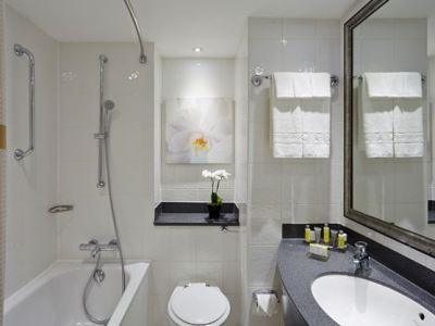 bathroom - hotel marriott marble arch - london, united kingdom